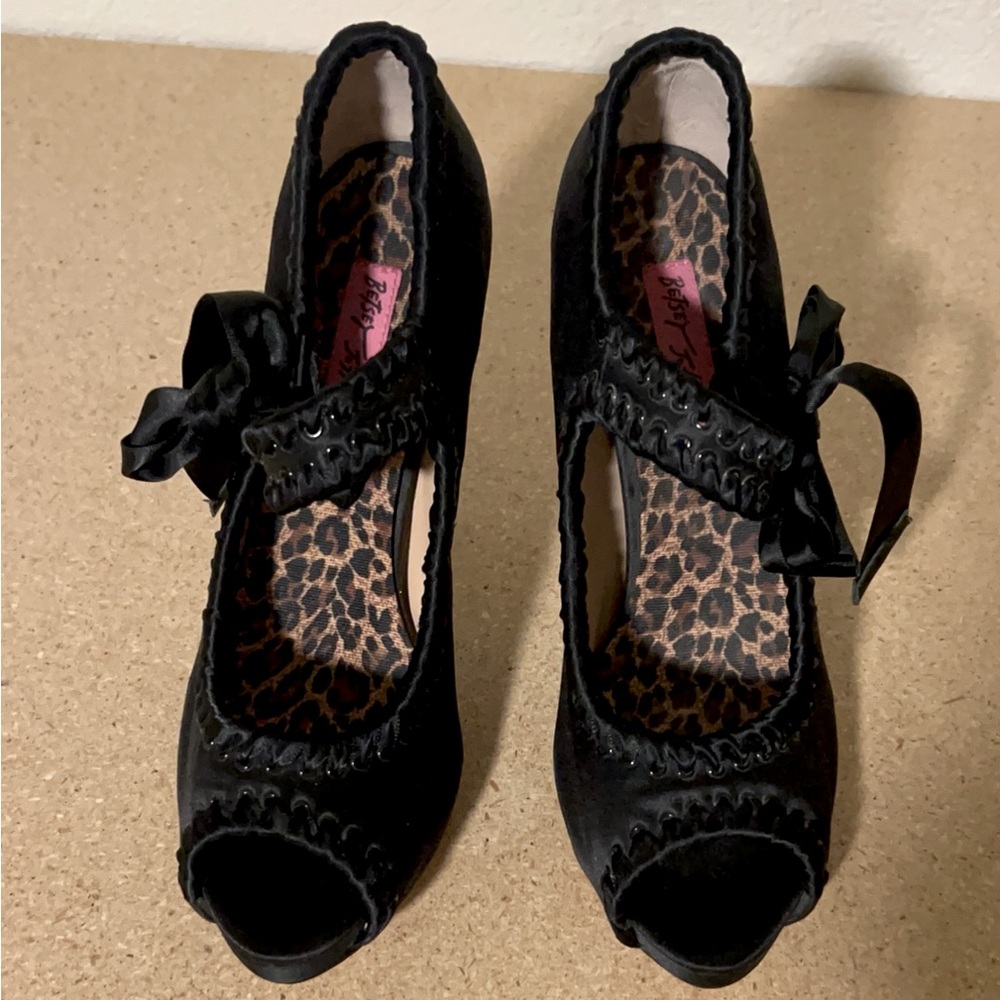Betsey Johnson Black Bow Elegant Black Peep-Toe Pumps Size 6.5 - Picture 3 of 7